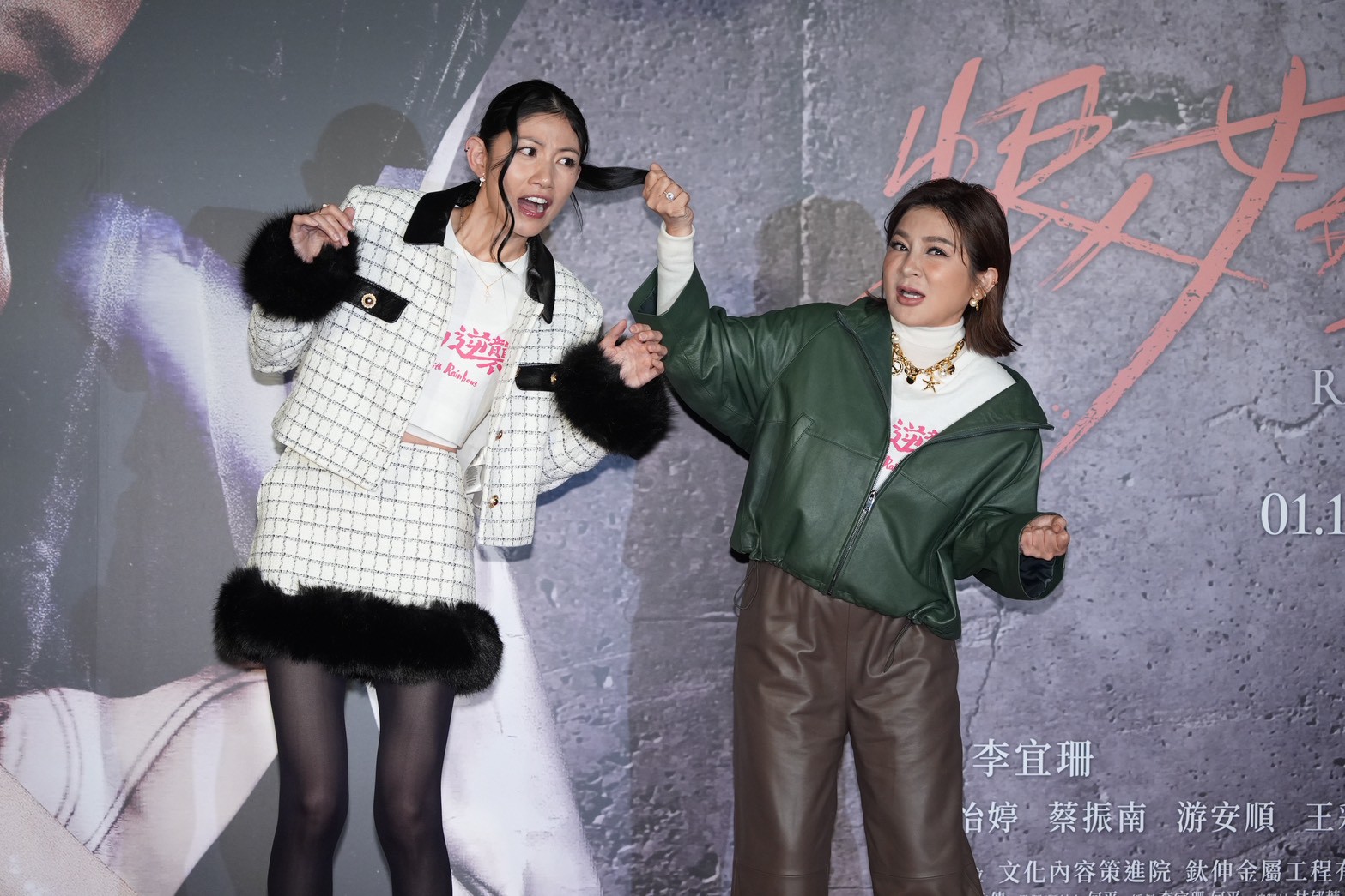 王彩樺(右)故意做出扯李千娜頭髮的動作。(圖/記者陳明中攝)