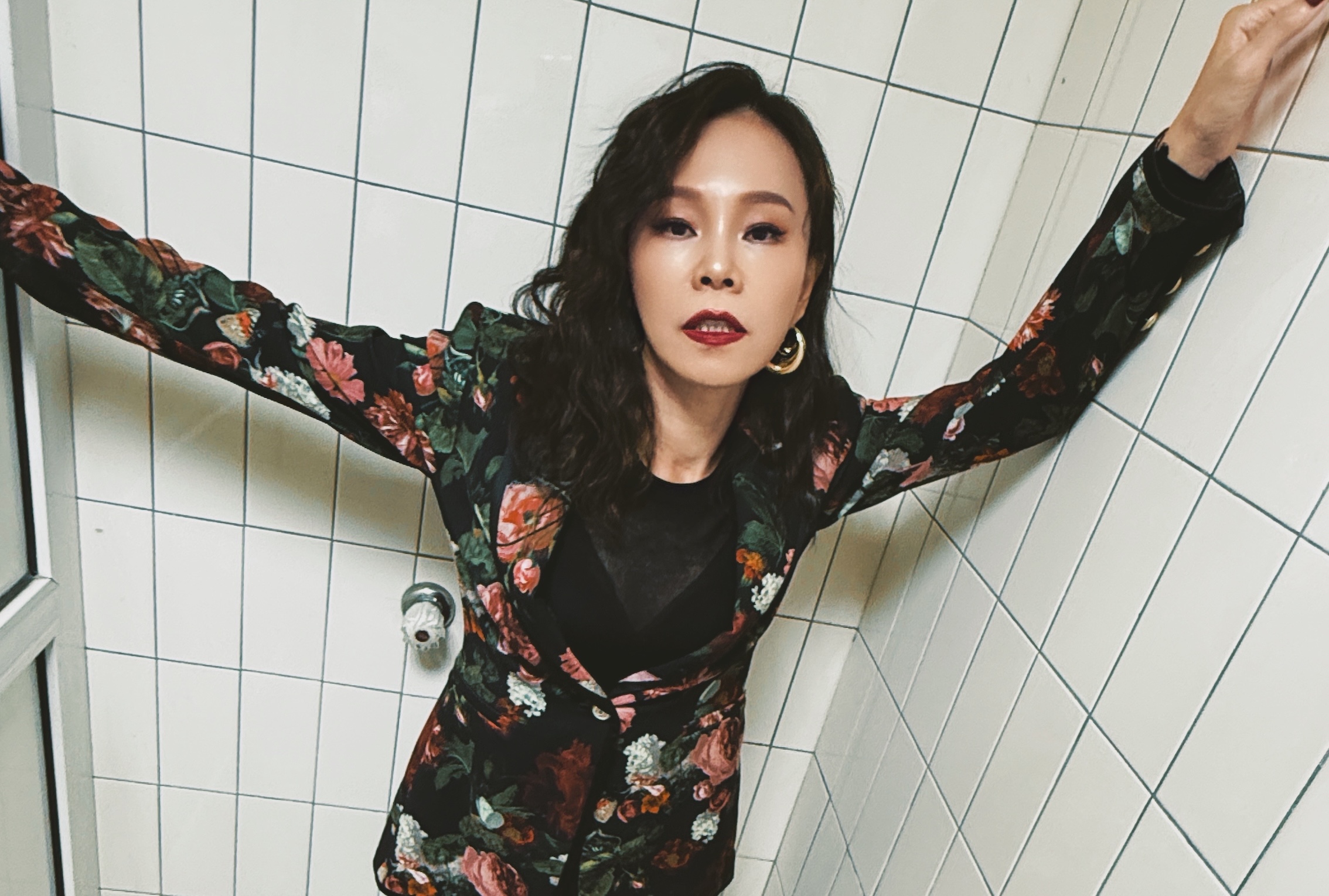 彭佳慧演唱影集《那些你不知道的我》同名主題曲。（圖／索尼提供）