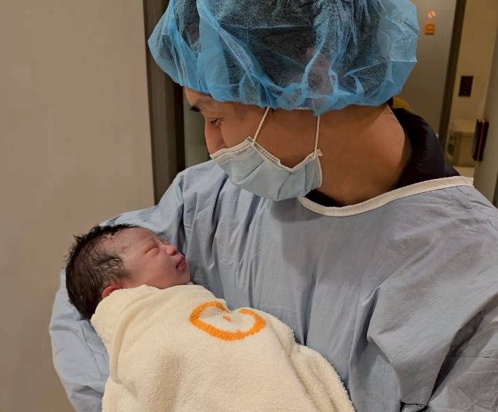 嚴爵宣布愛女「嚴序」平安降臨,升格人父。(圖/翻攝自嚴爵臉書)