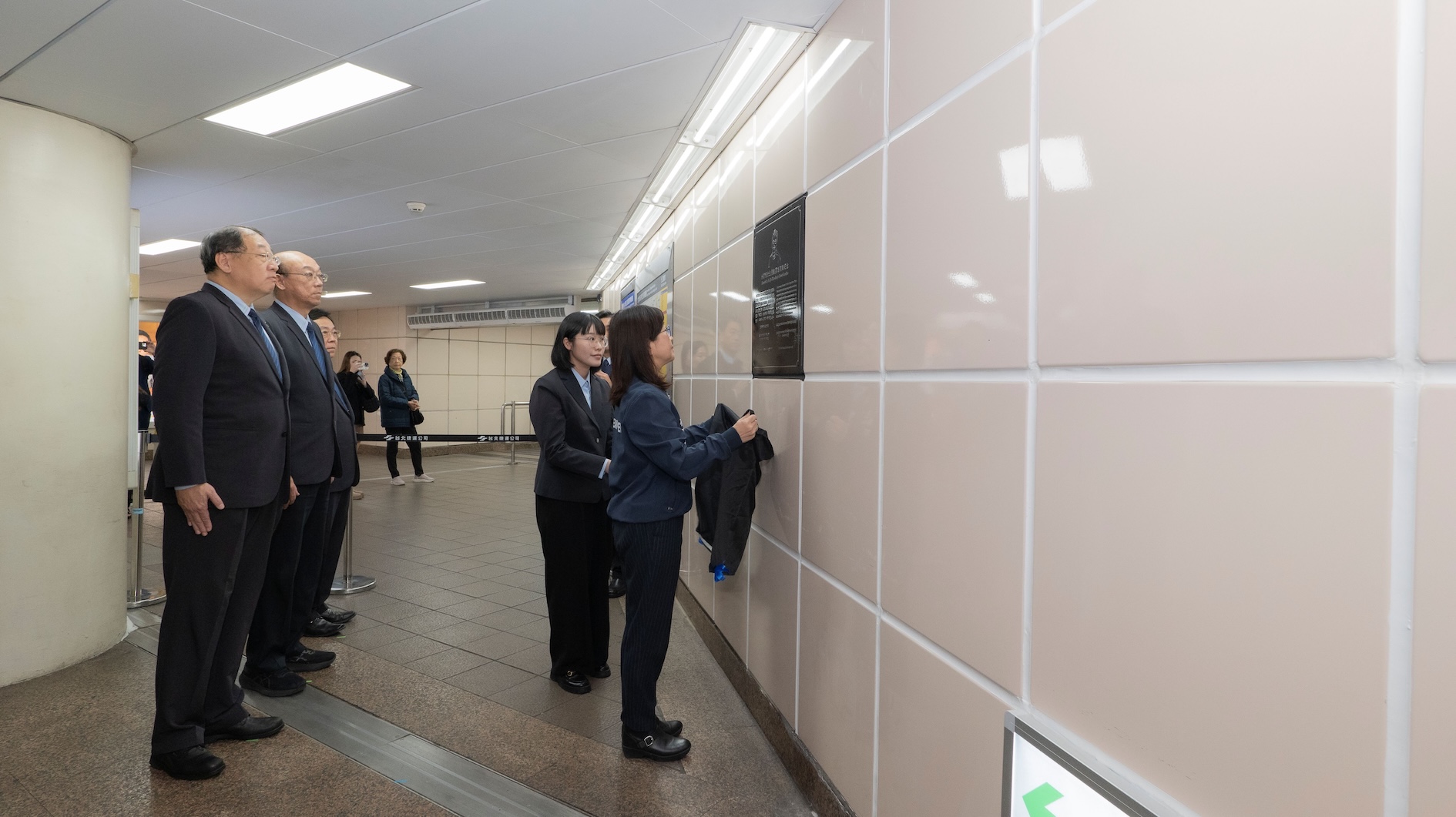 臺北捷運公司在捷運臺北車站通道牆面，為余家昶設置永久紀念牌。（圖／臺北捷運提供）