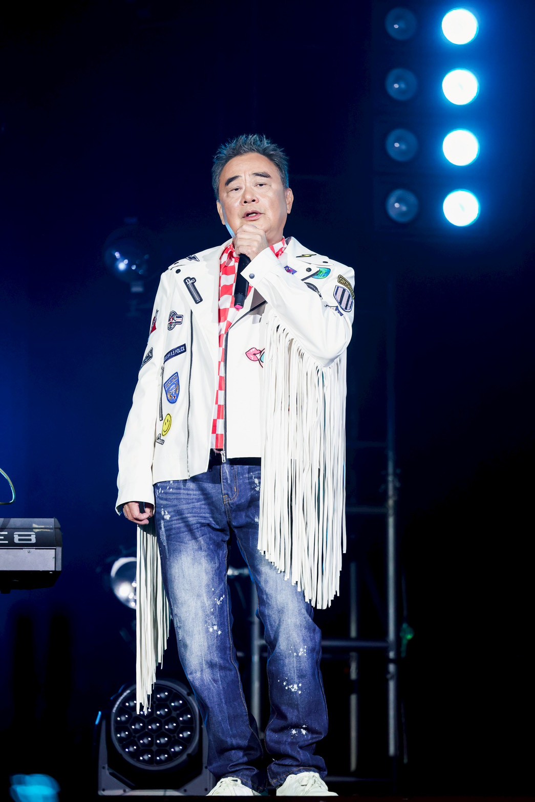 陳昇換上西裝外套搭配粉色水洗牛仔褲，曲目也轉入更具故事性的經典作品。（圖／攝影組）