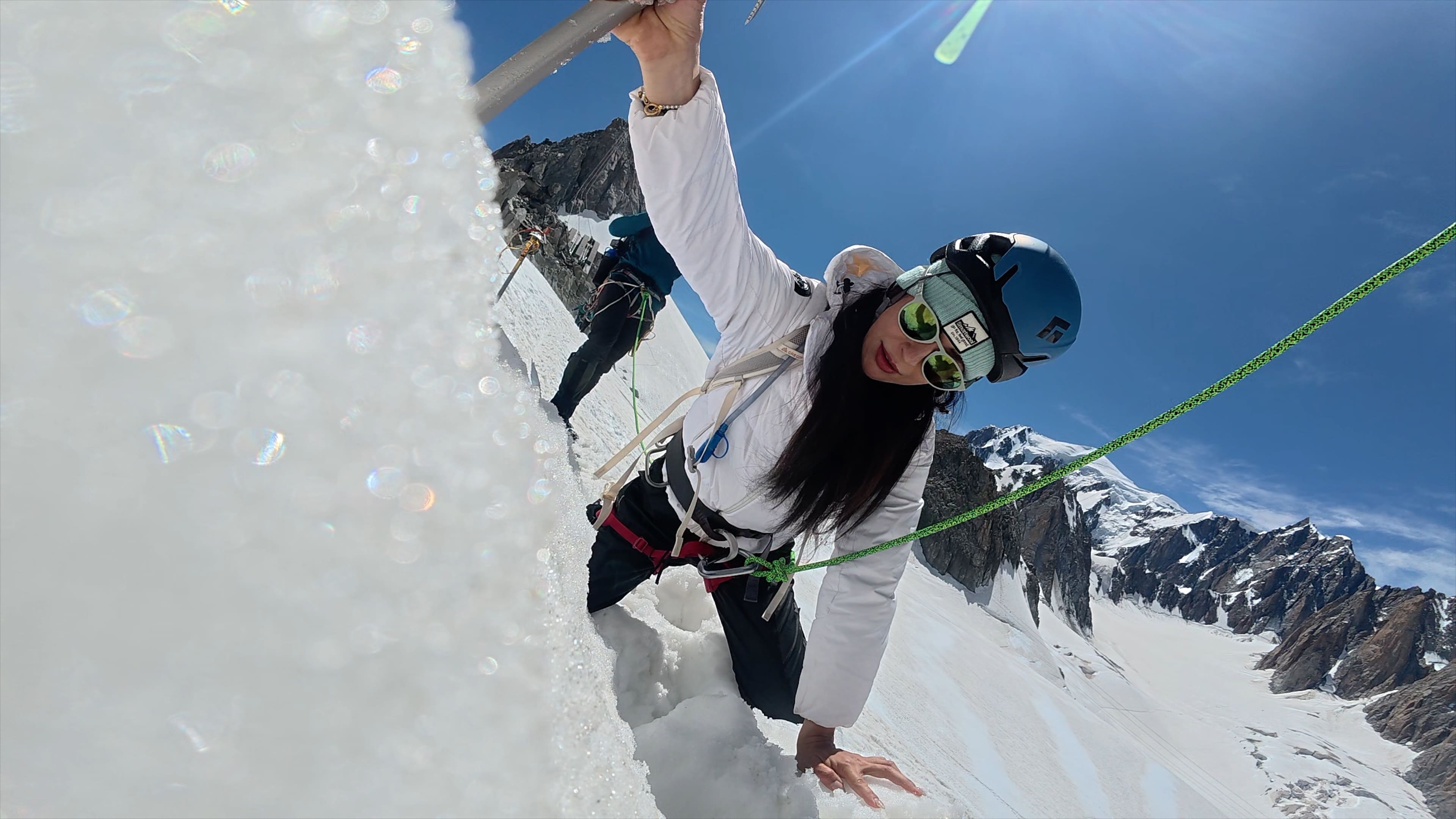 雷艾美不慎把整隻腳插進冰洞。（圖／三立提供）