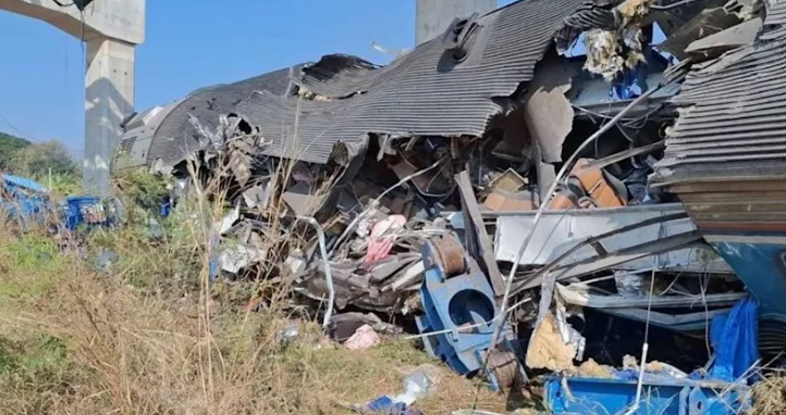 泰國起重機砸向火車導致列車車體變形。（圖／หนุ่ย พ่อพี่เนยน้องนัธ）