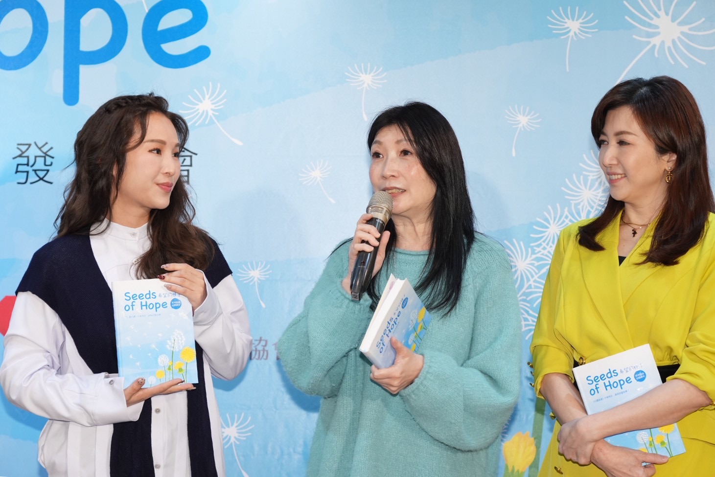 黃嘉千表示新書的插畫都是女兒創作的。（圖／記者陳明中攝）