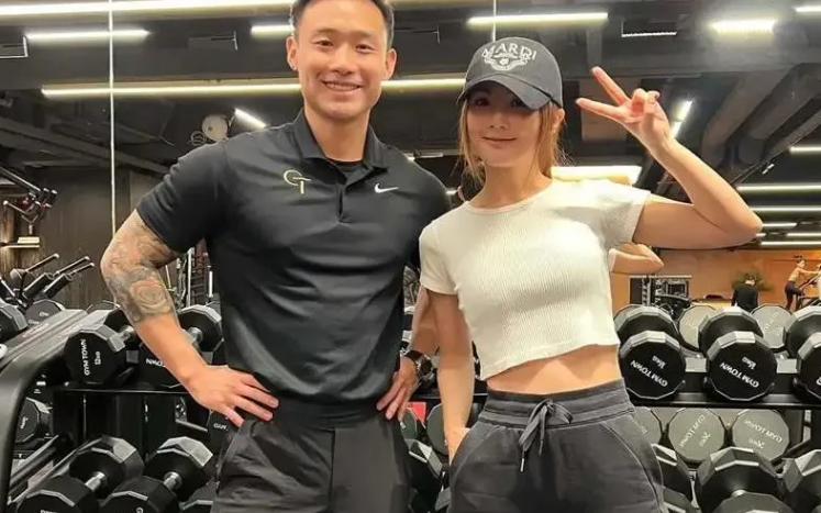 43歲阿SA認愛小9歲健身教練。（圖／翻攝微博）