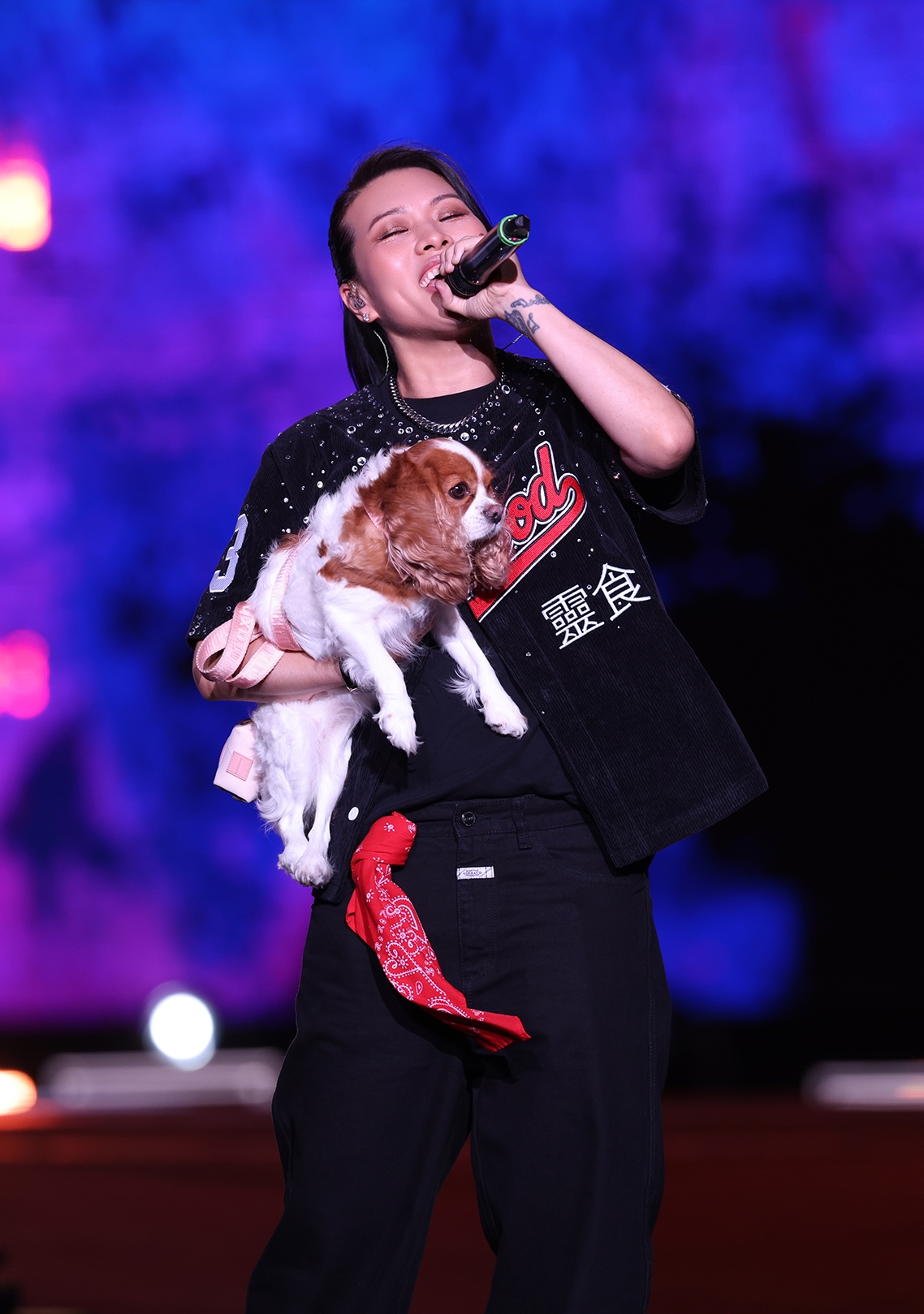 葛仲珊帶著狗寶貝上台。(圖/台東縣政府提供)