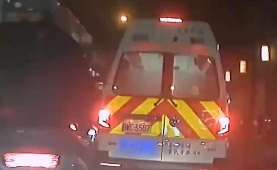 救護車卡在車陣中，但其他車輛因「科技執法」不敢禮讓。（圖／翻攝自Threads）