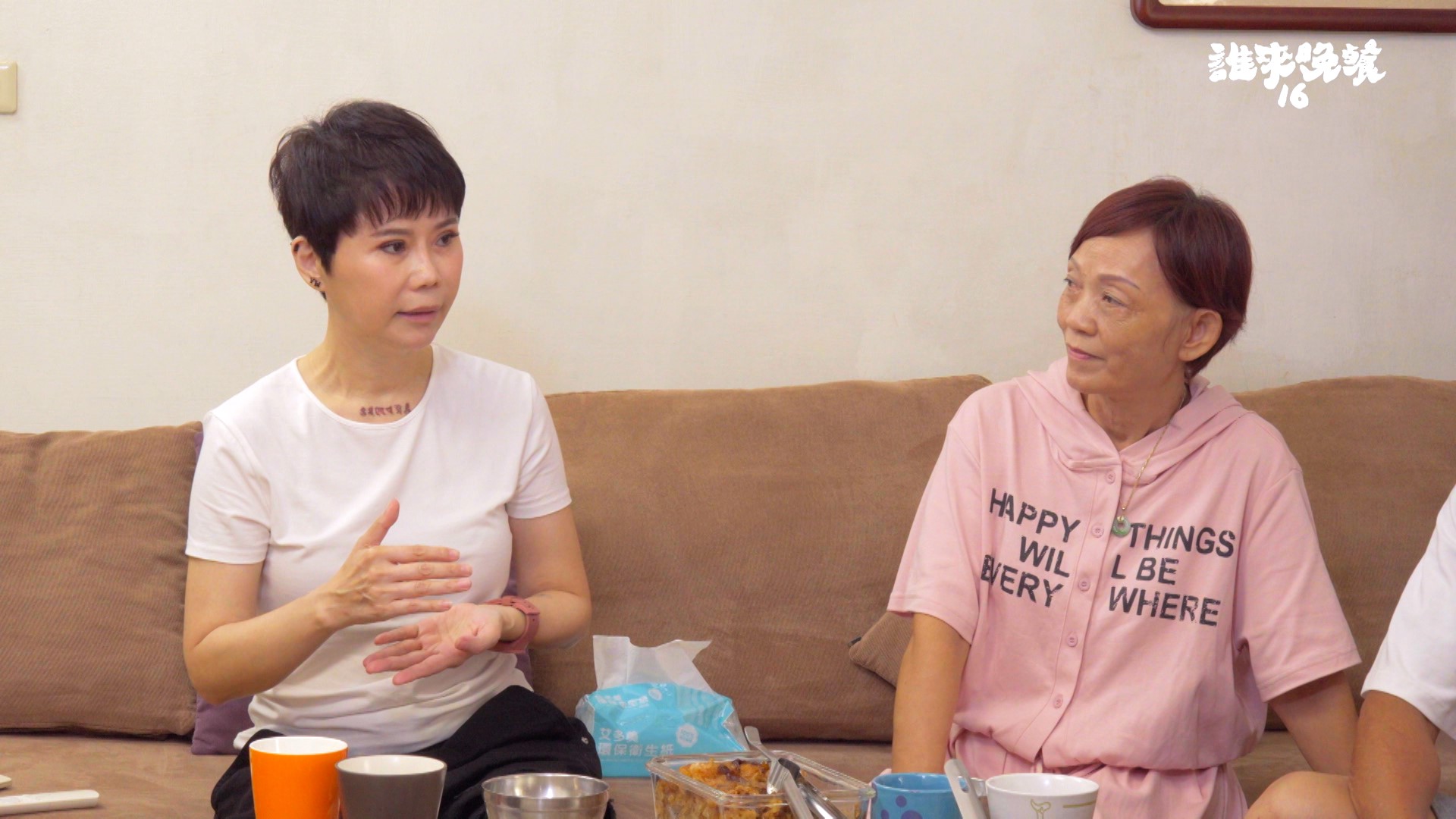 詹雅雯(左)受到阿嬤鐵粉熱情招待。（圖／公共電視提供）