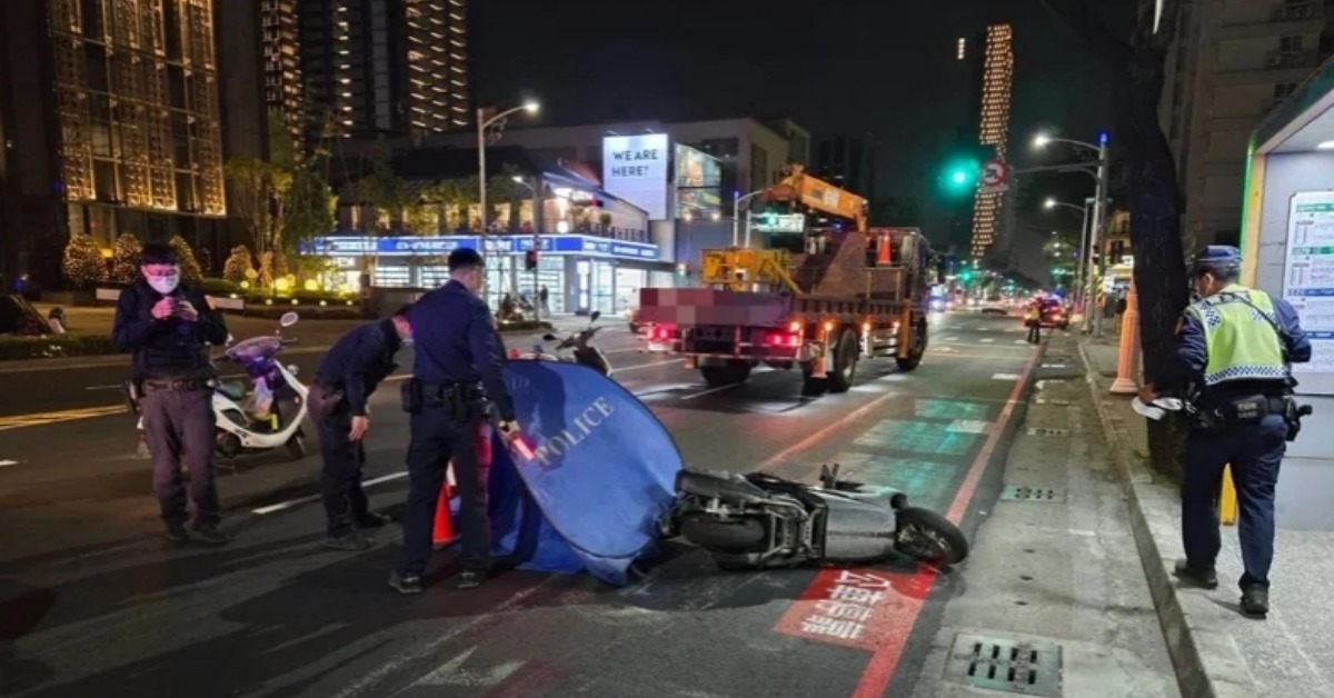 唐姓男大生和大貨車發生碰撞，倒地後被貨車後輪輾過身亡。（圖／翻攝畫面）