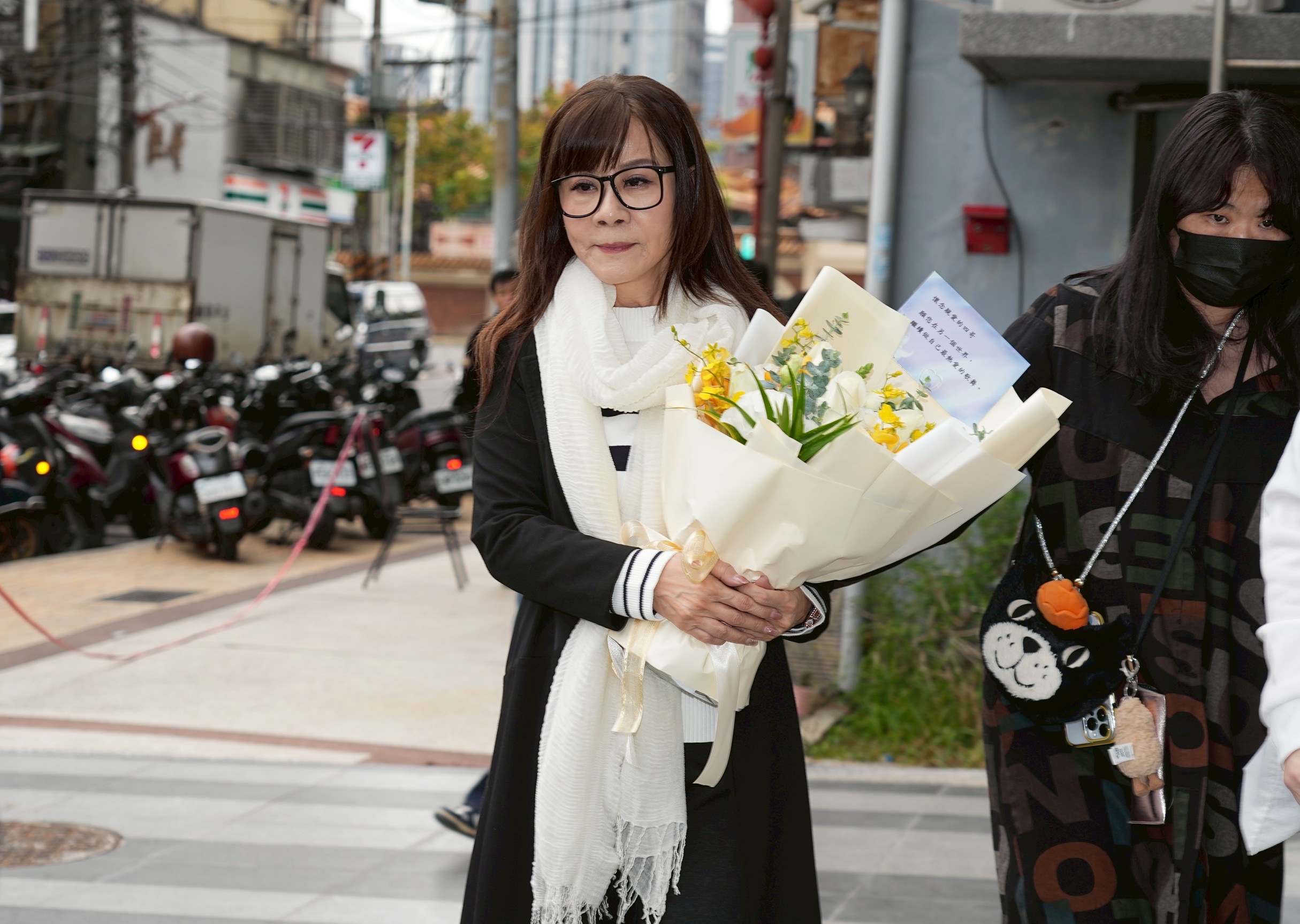 龍千玉手捧桔梗花束，到曹西平靈堂悼念。（圖／攝影組攝）