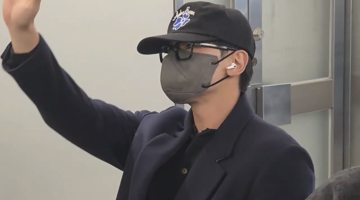 RAIN現身桃園機場，親切揮手。（圖／攝影組攝）