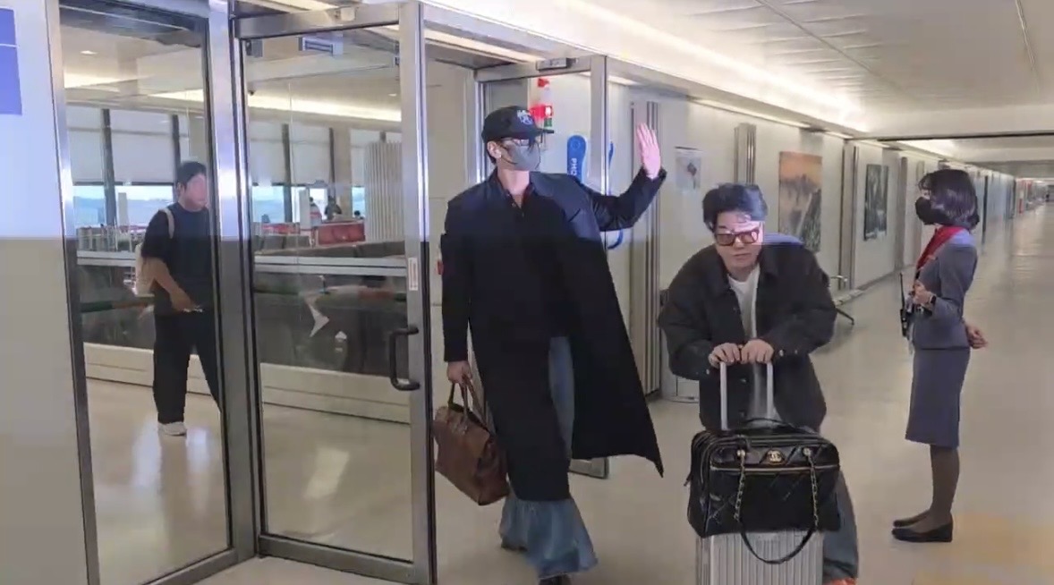 RAIN帥氣現身桃園機場，長大衣襯托出他185公分的身高。（圖／攝影組攝）