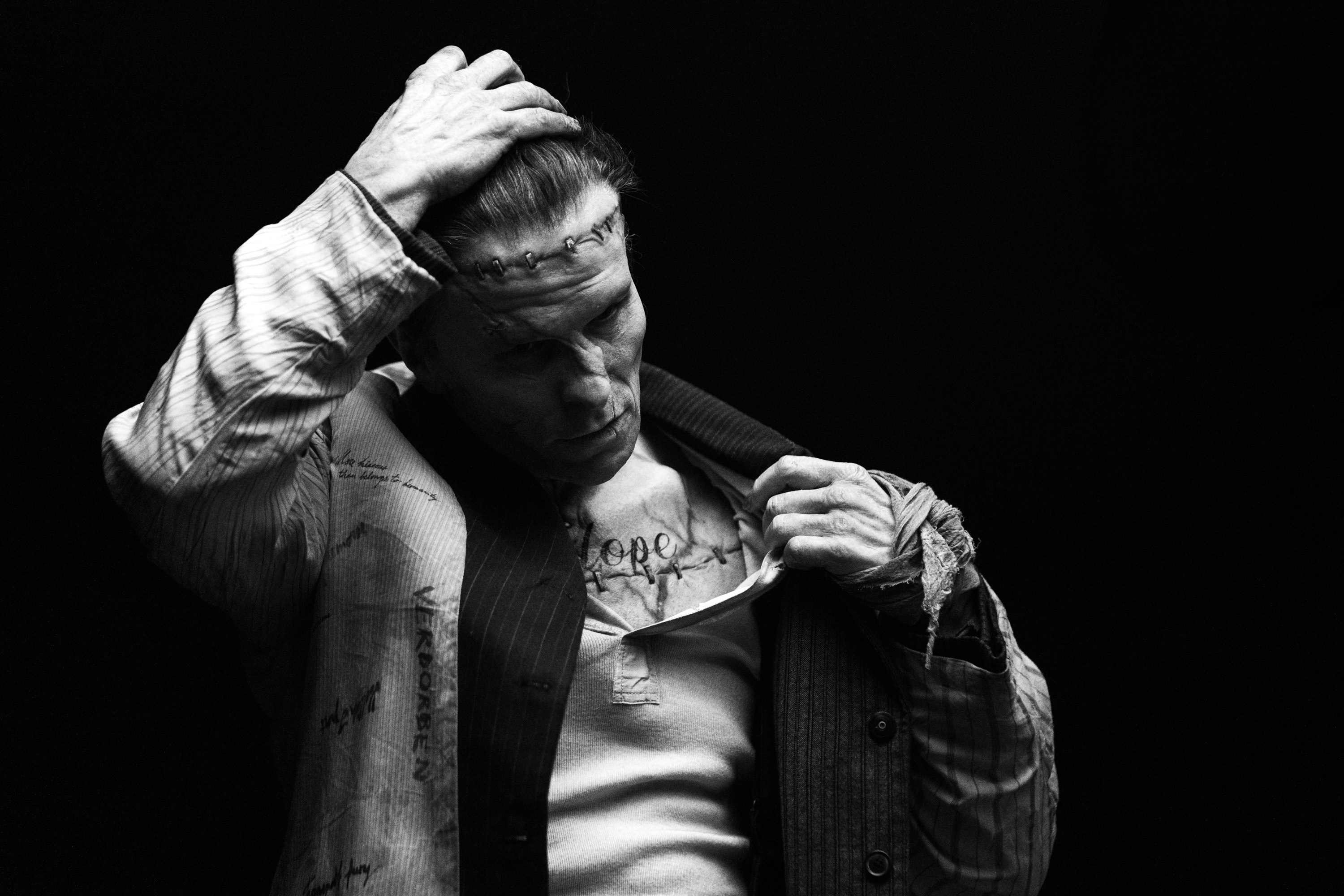 奧斯卡影帝克里斯汀貝爾在新片《科學新娘！》中化身文學史上最著名怪物「科學怪人」。（圖／華納兄弟提供）