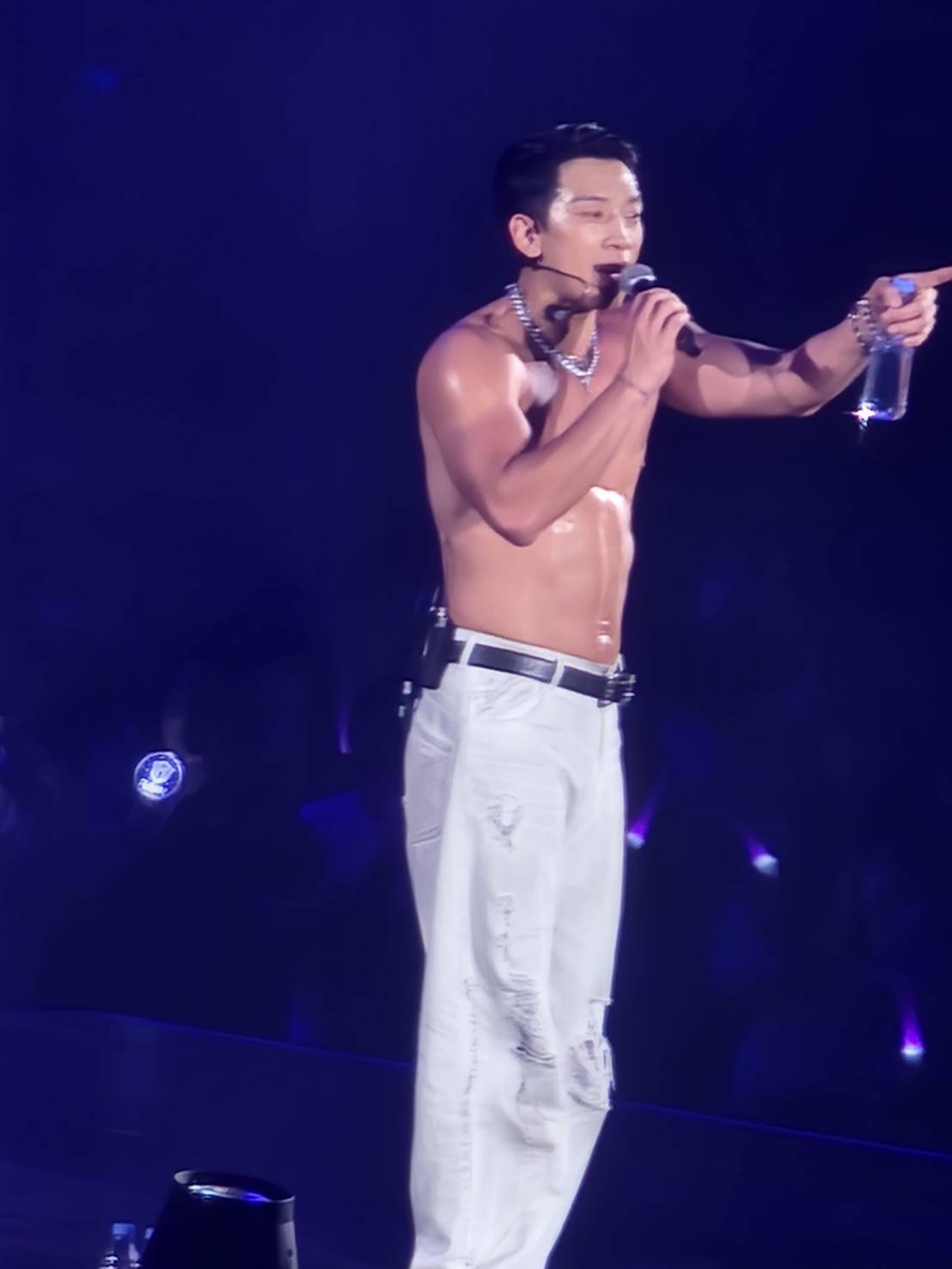 RAIN裸上半身開唱，演唱會上幾乎8成時間都大方秀胸肌，滿足台下粉絲。（圖／讀者提供）