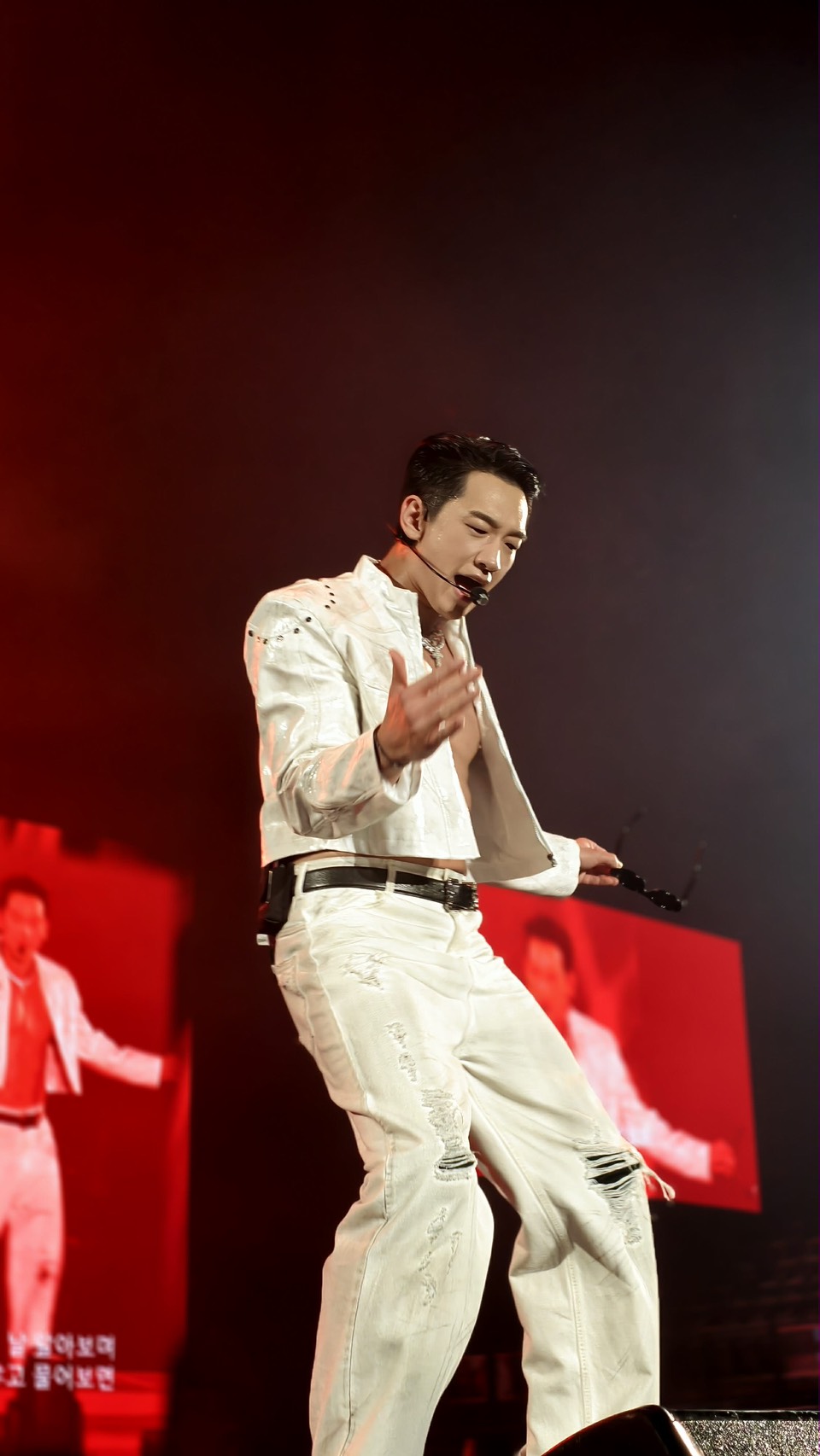 RAIN在小巨蛋化身嚴格教官，喊話台下萬名粉絲跳起來。（圖／讀者提供）