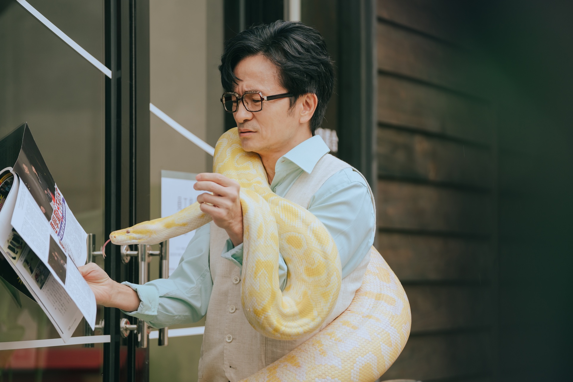 唐從聖第一次和黃金蟒蛇對戲。（圖／公視台語台提供）