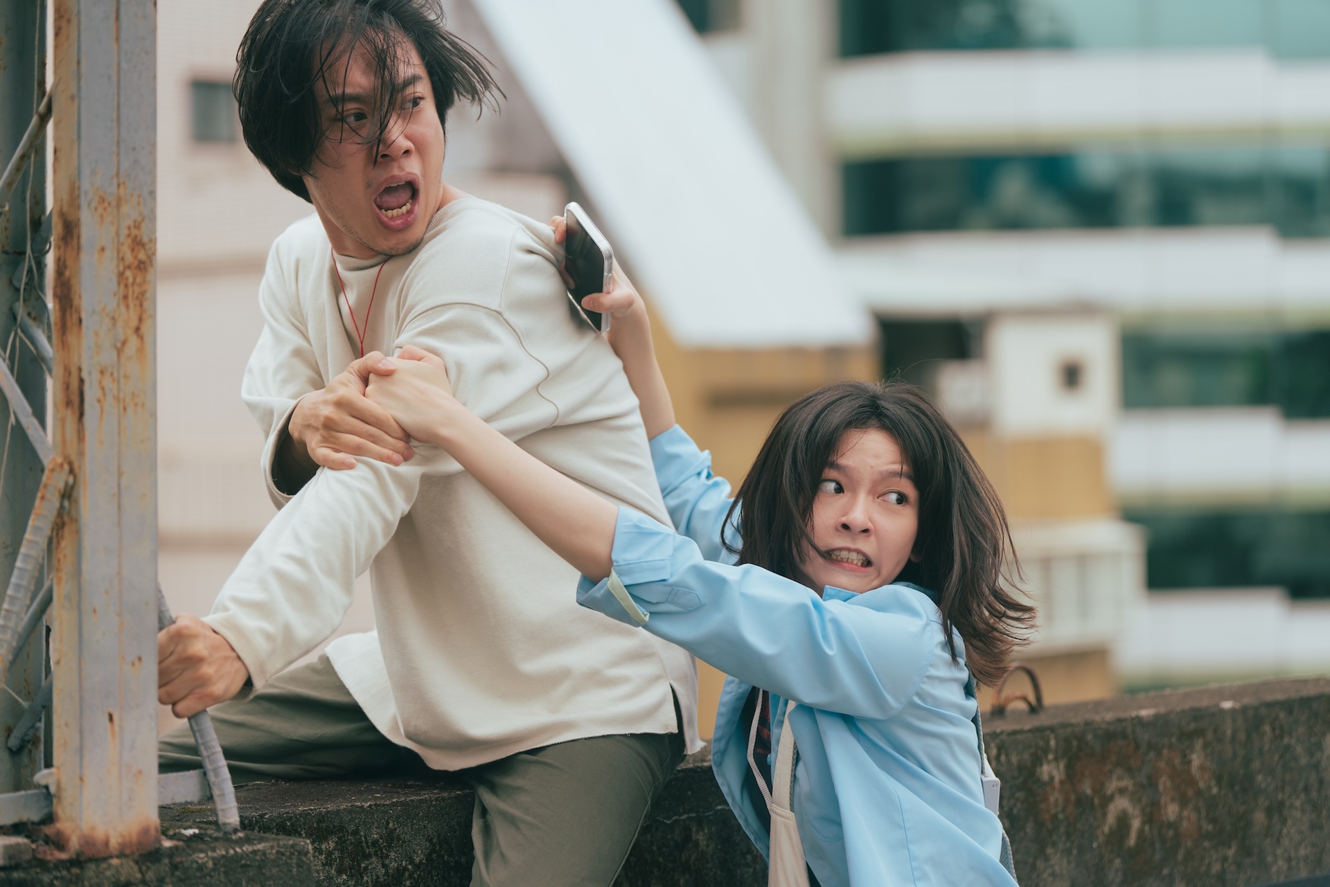 陳姸霏戲中遇到房客威脅要跳樓。（圖／公視台語台提供）