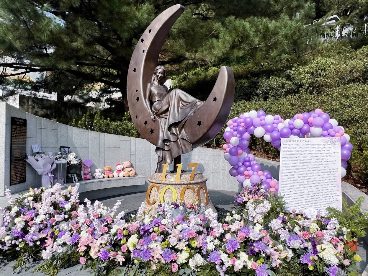 李玟雕像佈滿粉絲的愛。（圖／NANCY提供）