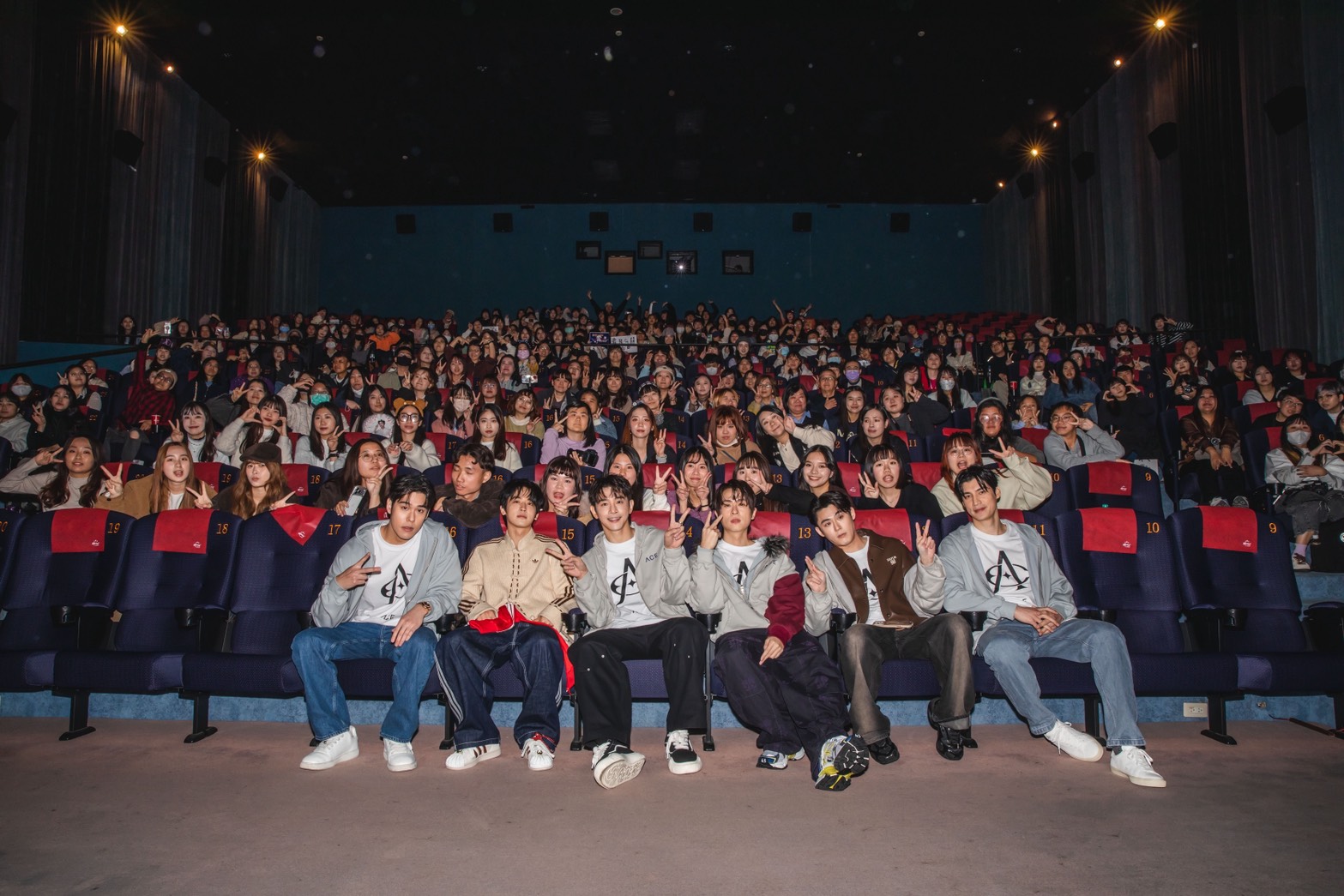 《男公館》演員群跟粉絲一起觀賞3分鐘片長。(圖/男公館提供)