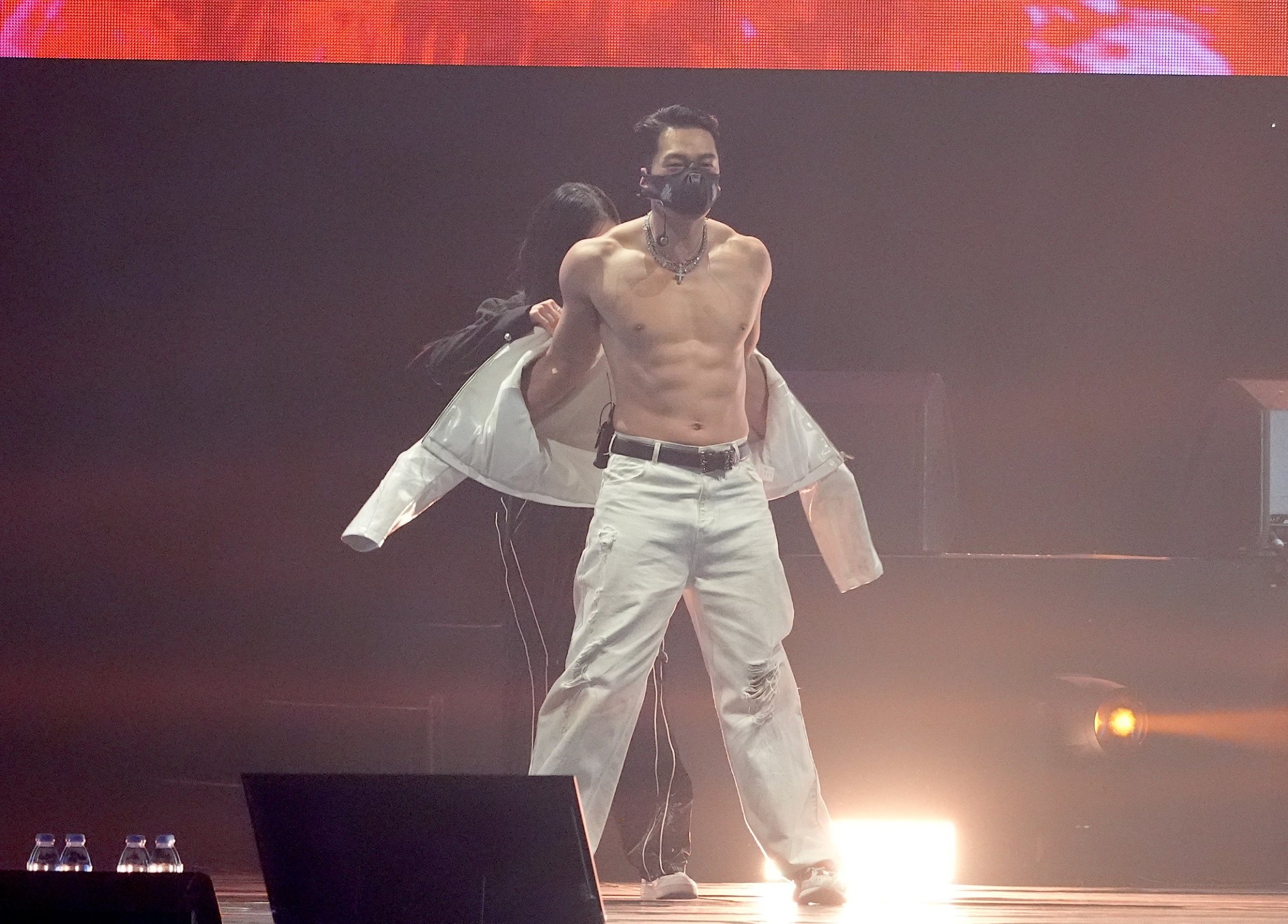 RAIN一開場就在跑步機上裸上身，引爆現場粉絲尖叫聲。（圖／陳明中攝）