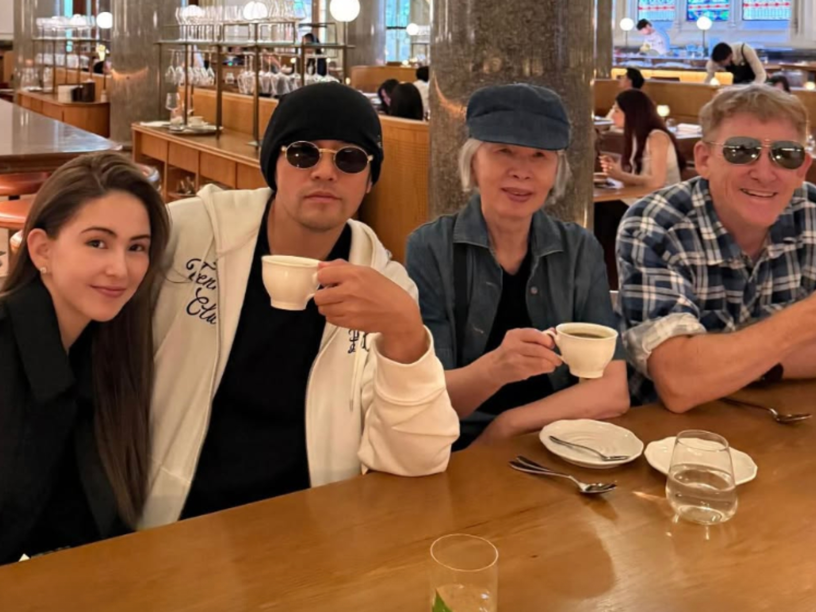 昆凌（左起）、周杰倫、周媽媽、昆凌爸一家人開心。（圖／翻攝周杰倫IG）