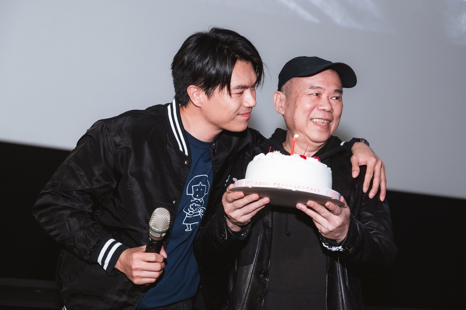 導演陳玉勳（右）替柯煒林慶生。（圖／華文創提供）