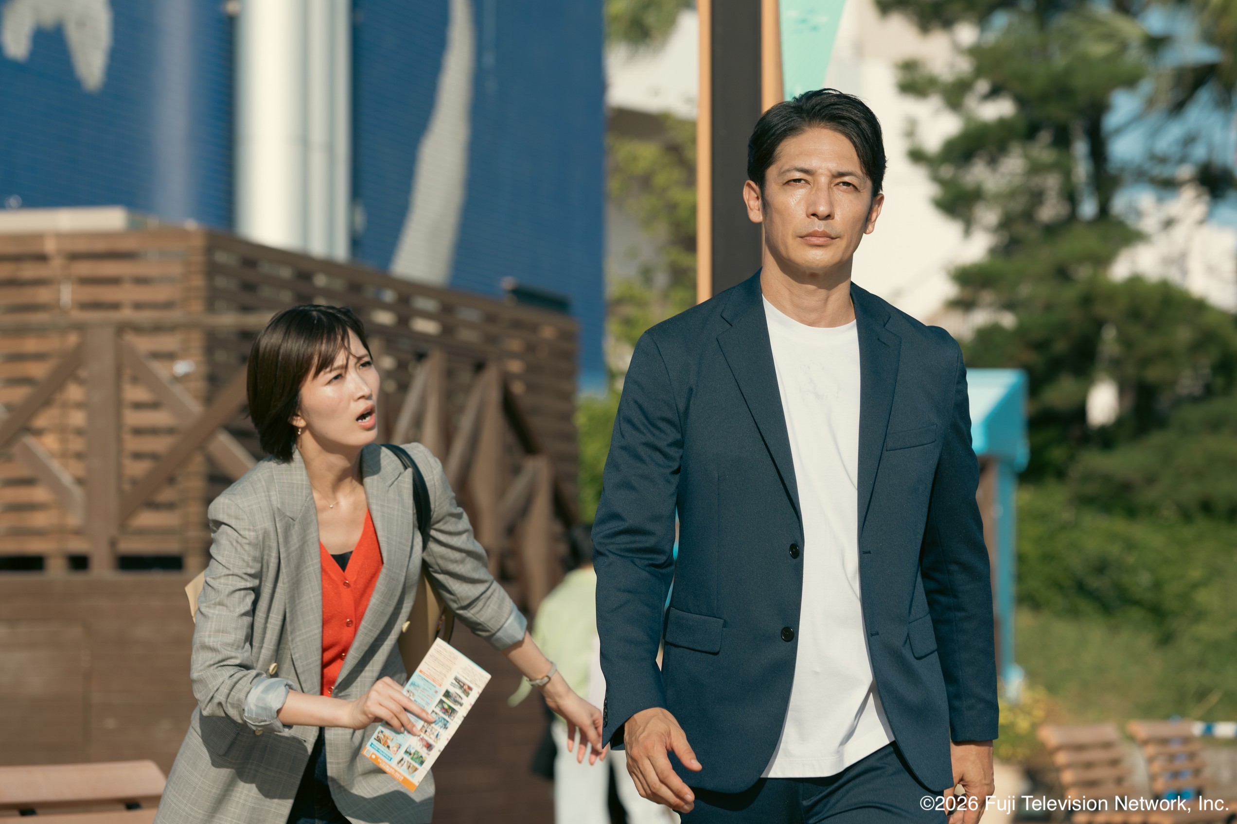 玉木宏（右）飾演頂尖保險調查員，岡綺沙繪飾演玉木宏的助手。（圖／Hami Video提供）