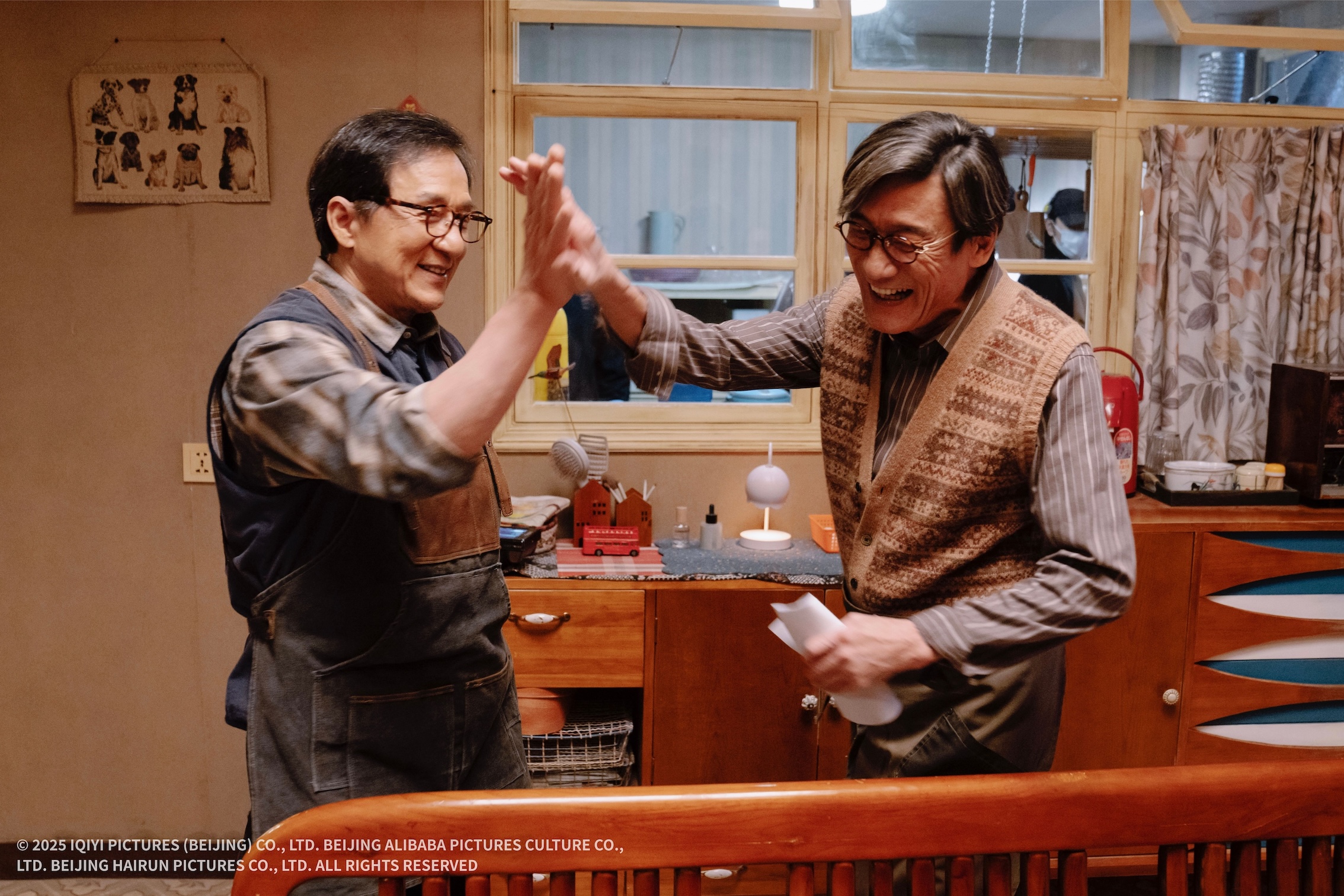 成龍、梁家輝睽違 20 年再度合體 AI 犯罪《捕風追影》正式攻台。（圖／鴻聯國際提供）