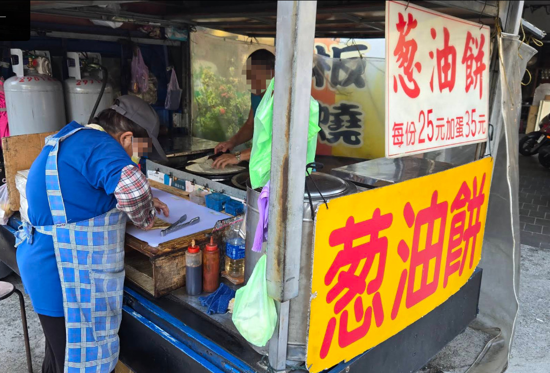 蘆洲一對夫妻經營「小貨車蔥油餅」，卻不幸遭到兒子殺害身亡。（圖／翻攝自Google Map）