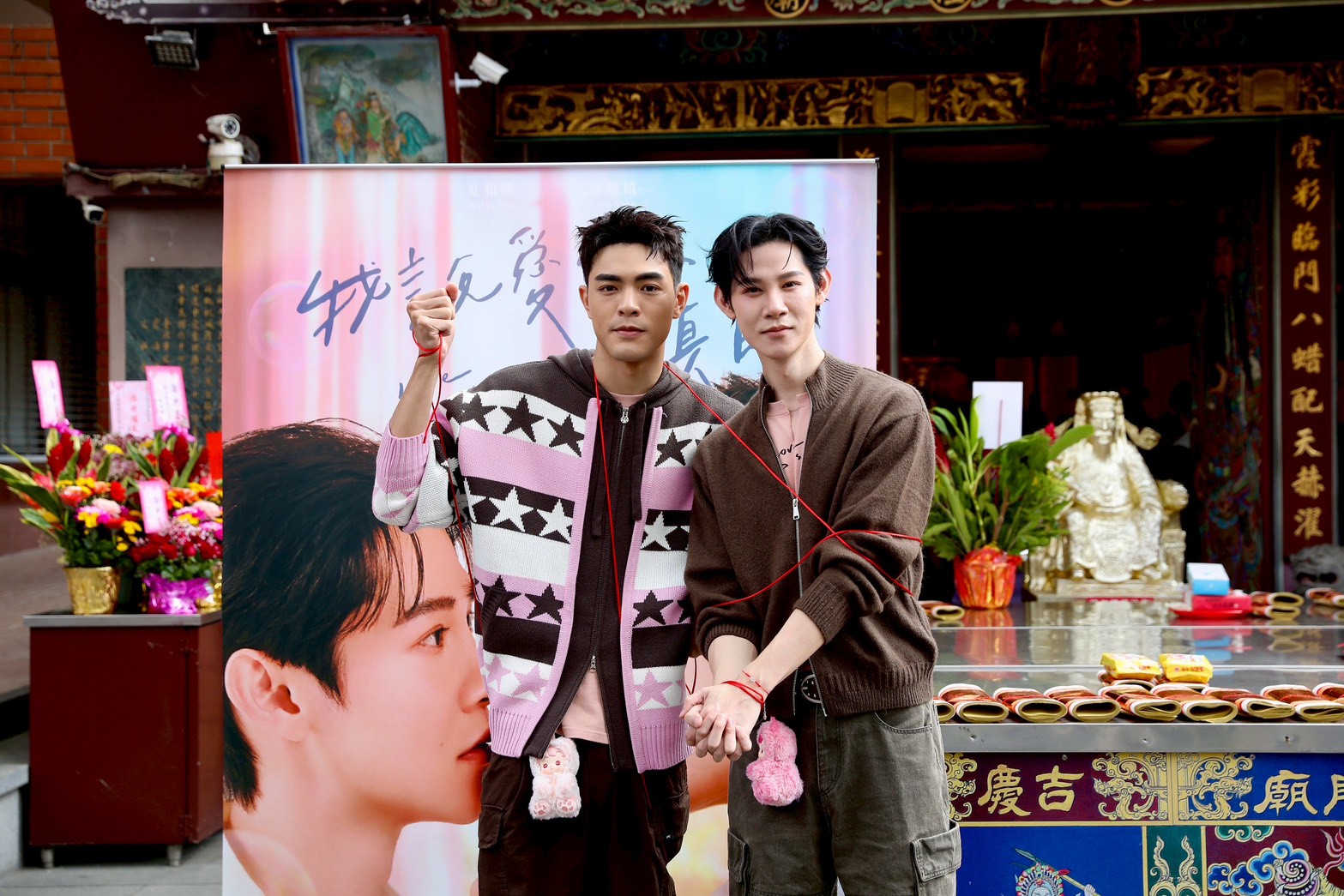 夏和熙與楊翹碩拜月老捆紅線。（圖／攝影組）