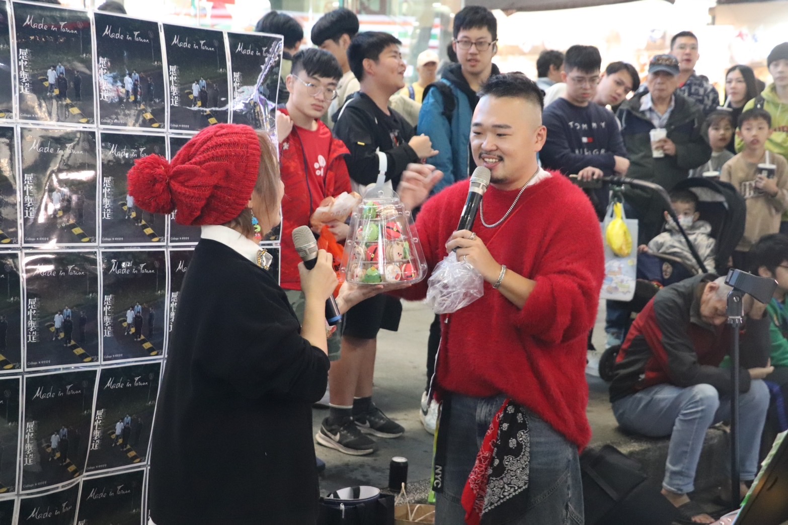 網紅滿評哥周暐智（右）被點歌，原唱吳亦帆就現身。（圖／台北海大提供）