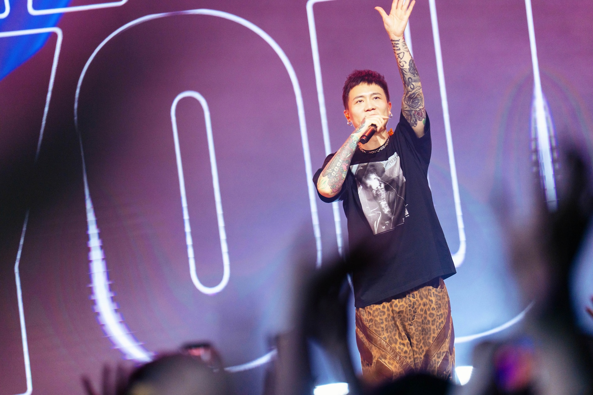 蕭秉治帶著《活著 Alive》巡迴演唱會前往各城市。（圖／相信音樂提供）