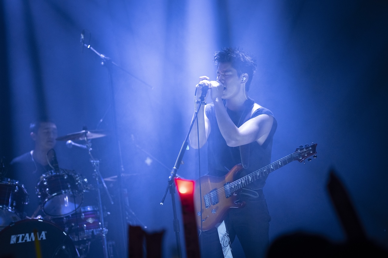 朱軒洋演出樂團主唱。（圖／公視提供）