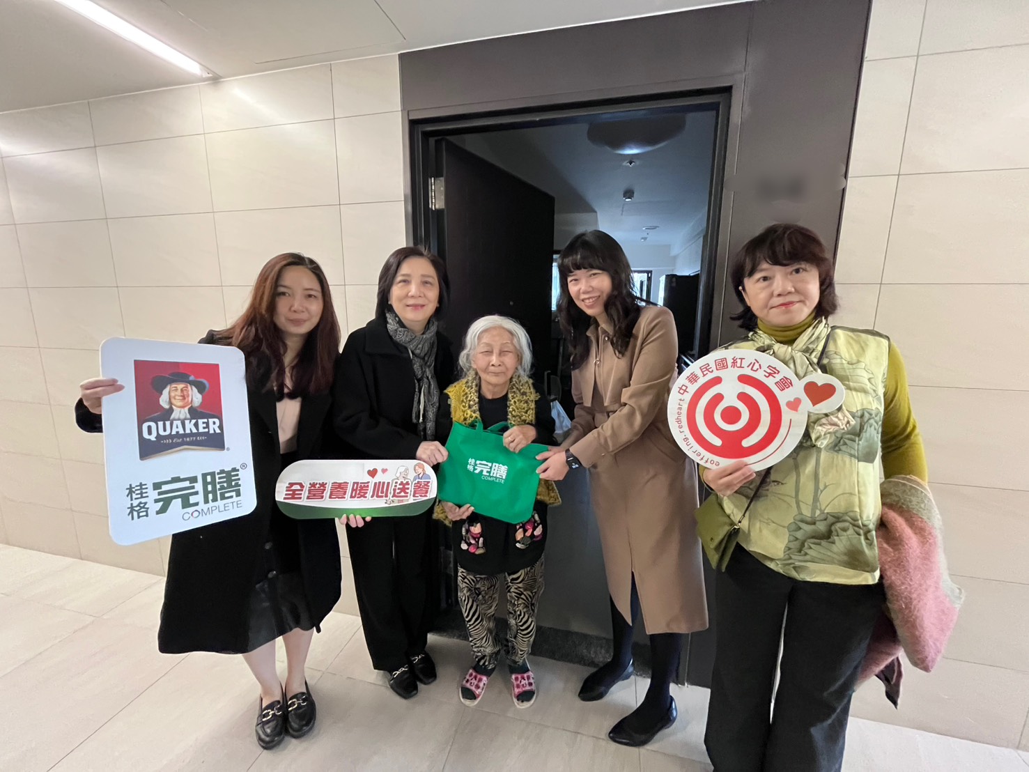 拜訪社宅91歲獨居余奶奶，全營養軟質餐暖心送到府。（圖／桂格完膳提供）