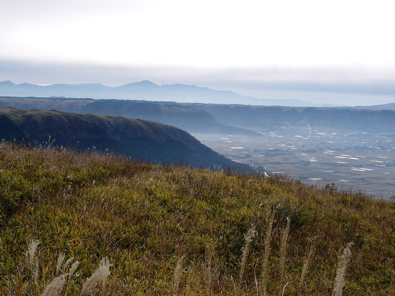 日本熊本縣阿蘇火山一架觀光直升機今天上午驚傳失聯。（圖／翻攝自維基百科，由 Mass Ave 975 - Taken by Mass Ave 975, CC BY-SA 3.0）