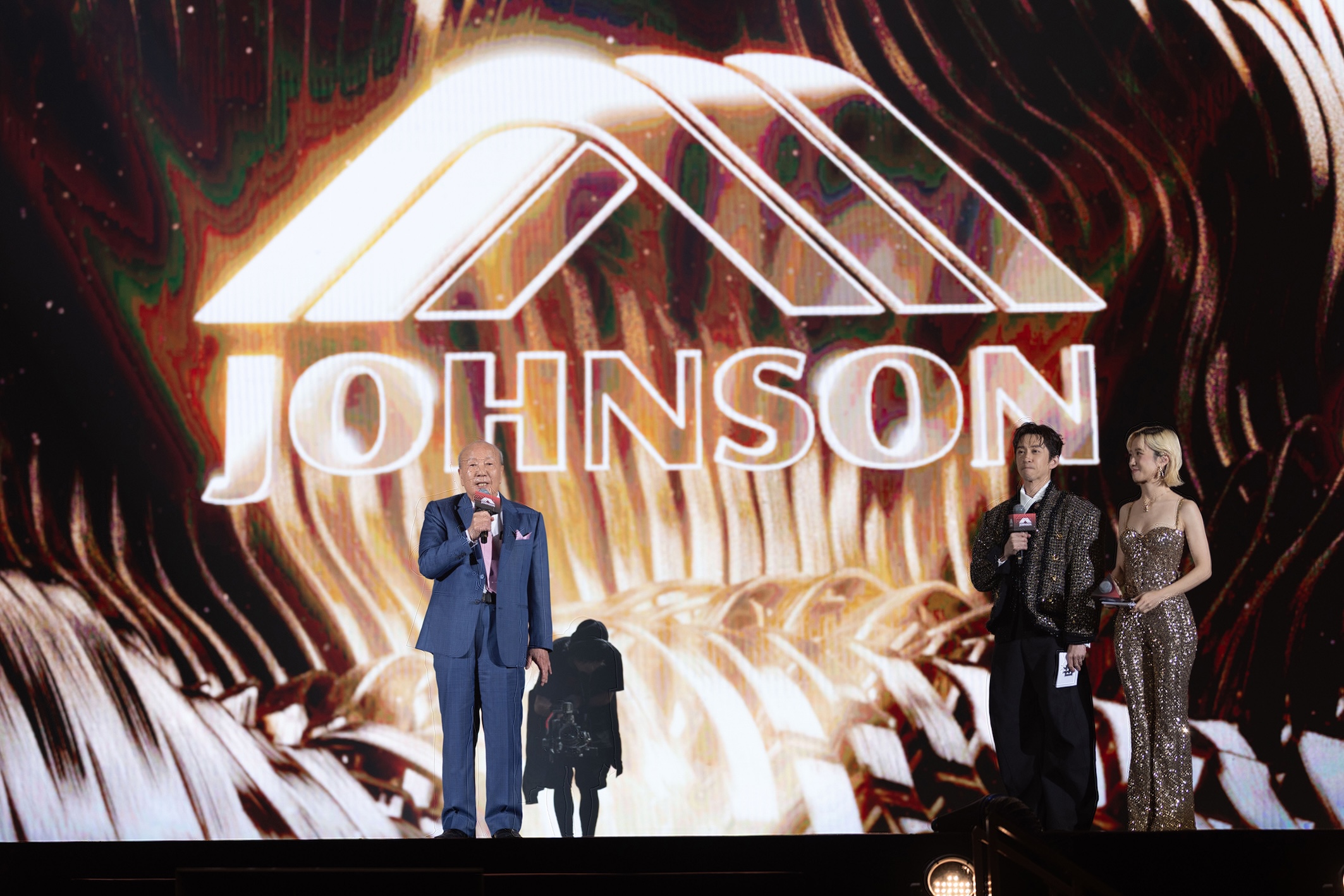 《喬山50感恩慈善演唱會》由新婚夫妻陳漢典（右）、Lulu主持。（圖／喬山健康科技提供）