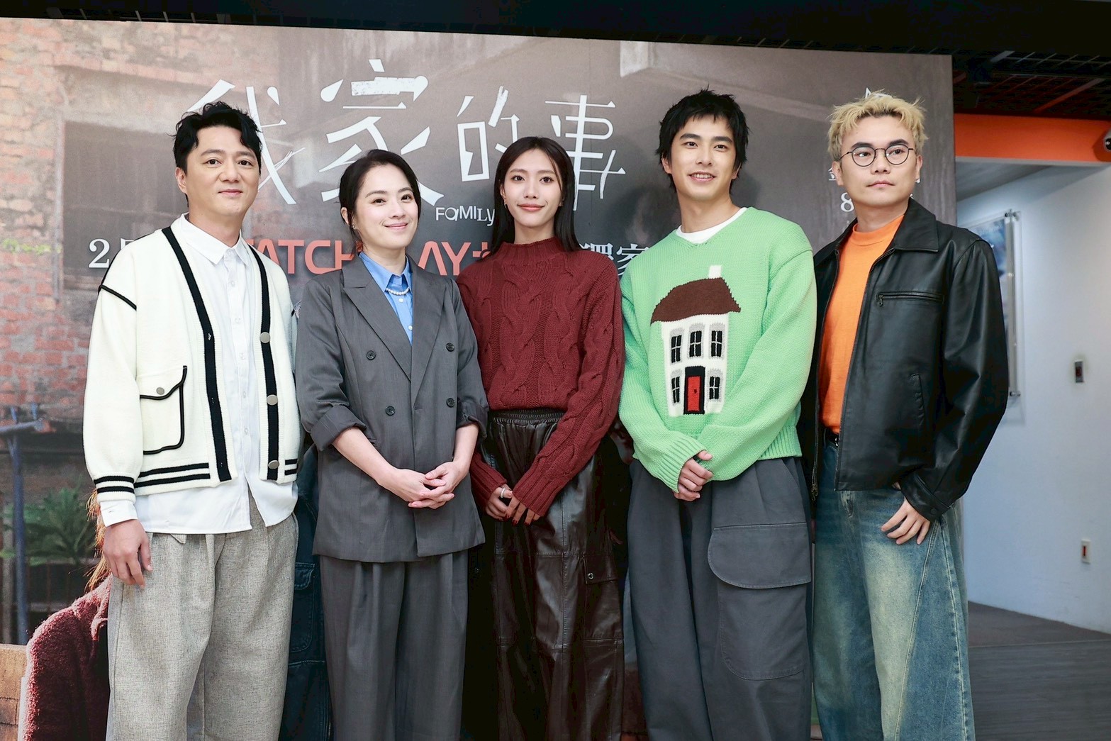 藍葦華（左起）、高伊玲、黃珮琪、曾敬驊、潘客印團圓。（圖／娛樂中心攝）