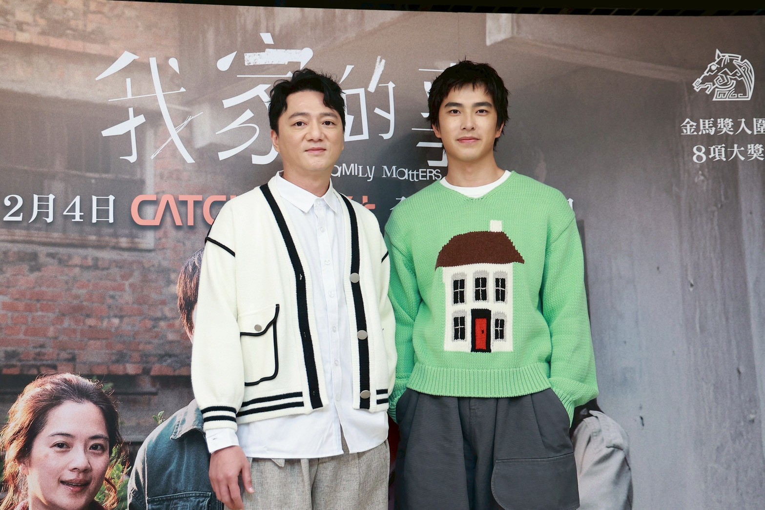 藍葦華（左）和曾敬驊拜早年。（圖／娛樂中心攝）