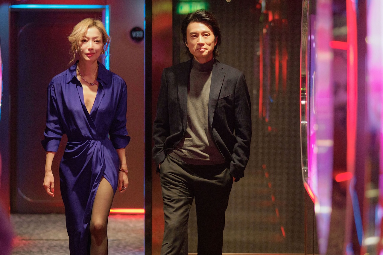 鄭秀文（左）和黃子華飾演歡喜冤家。（圖／華映提供）