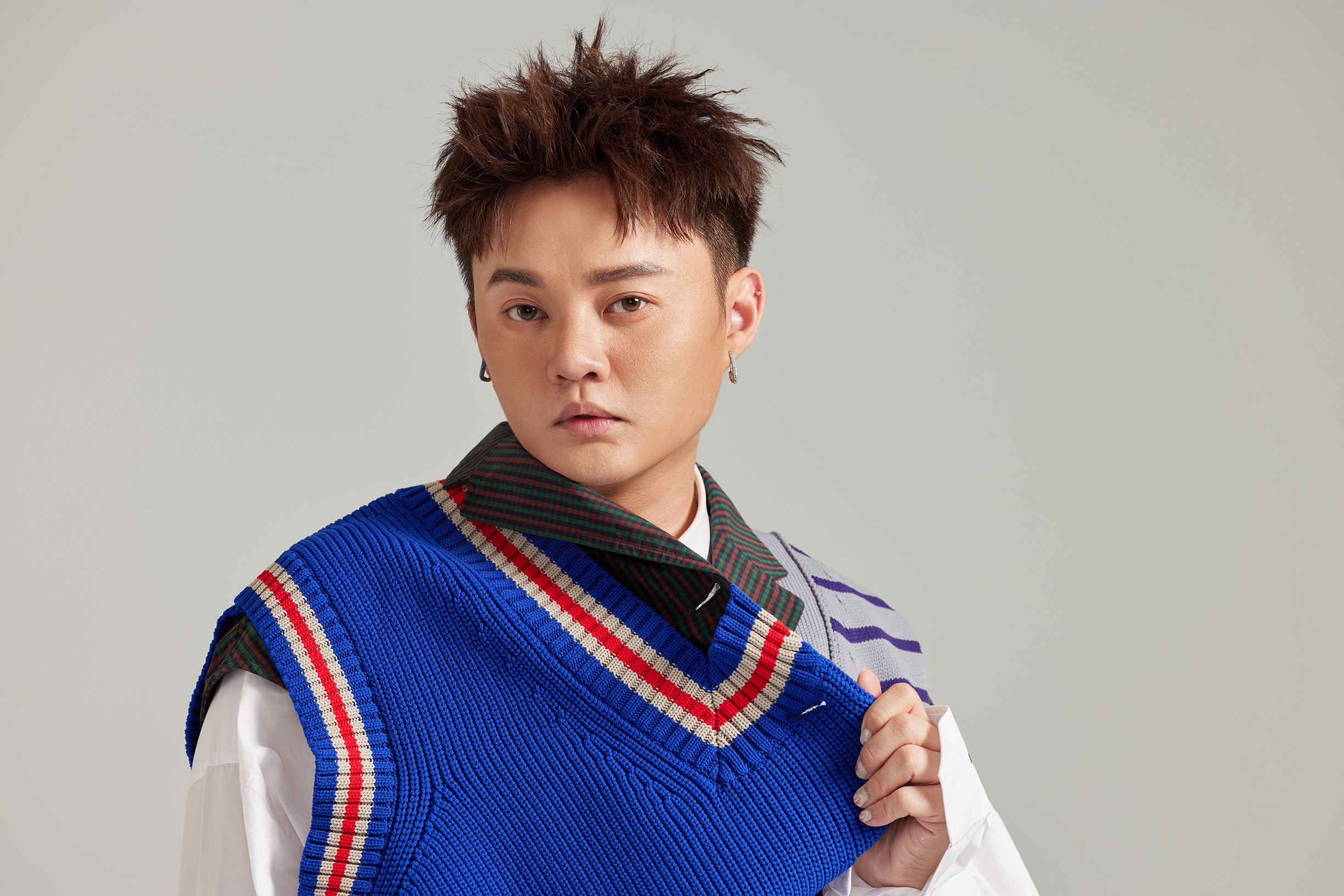 許富凱將登「-1111 循寶夠物節」表演歌聲送暖，還捐出珍藏的表演服義賣。（圖／何樂音樂提供）