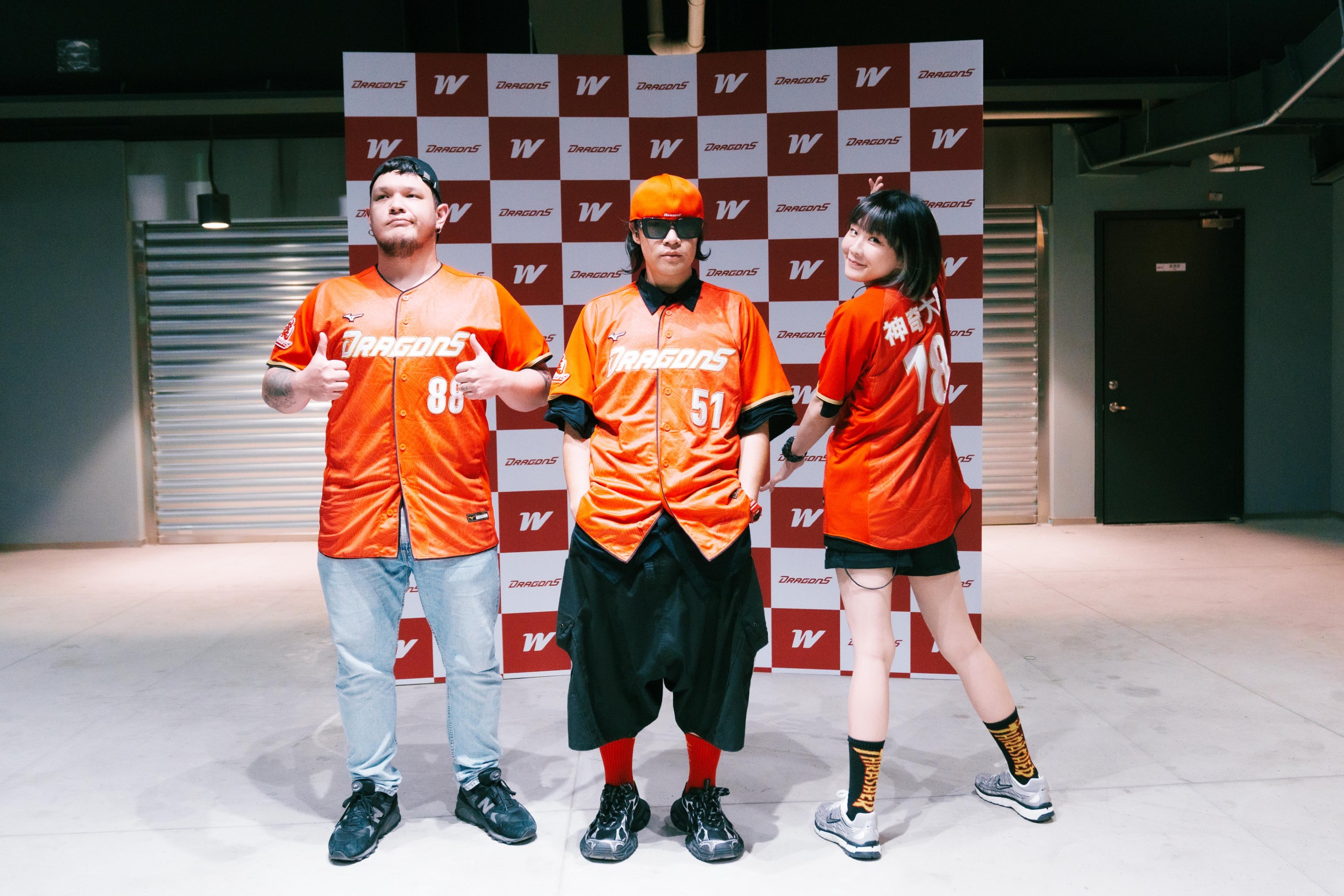 怕胖團當天熱力演出，還捐出味全龍 2024 大巨蛋開幕戰當天實際穿著的團員署名球衣  。(圖／歪的音樂提供）