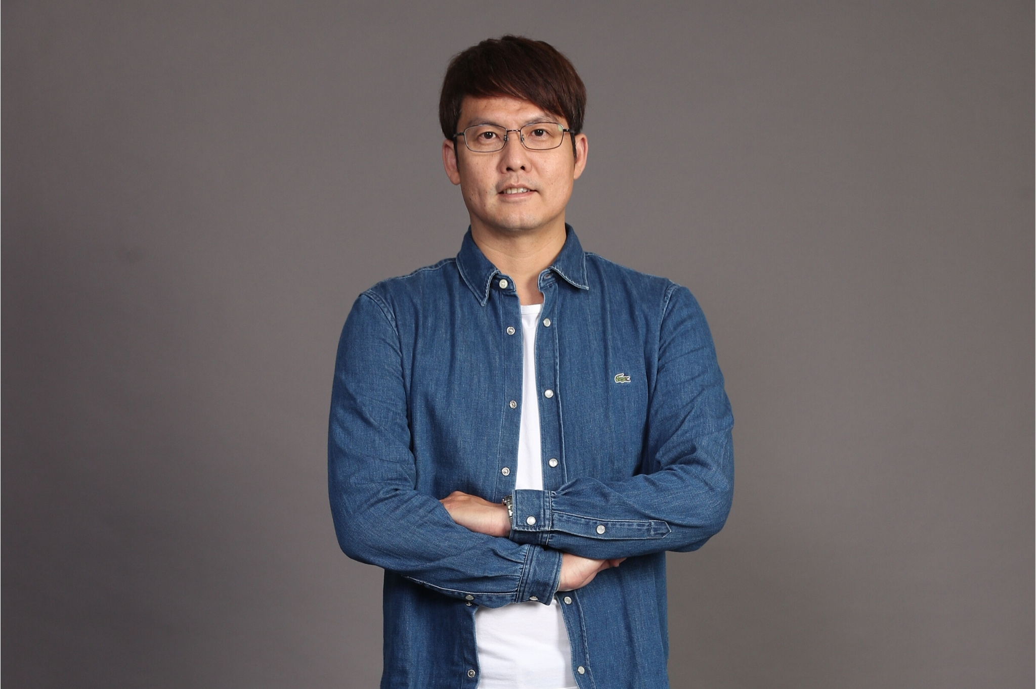 緯來體育台主播張立群，特別捐出NBA Finals 旅行袋。 (圖／緯來電視網提供）