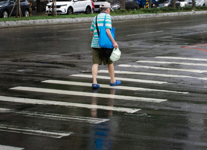 斑馬線多了3條線，該設計是「視覺功能障礙引導標線」。（示意圖／翻攝自pexels）