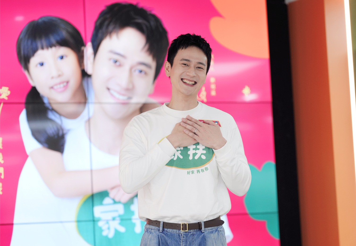 劉冠廷到哪都是人形立牌。(圖/記者陳明中攝)