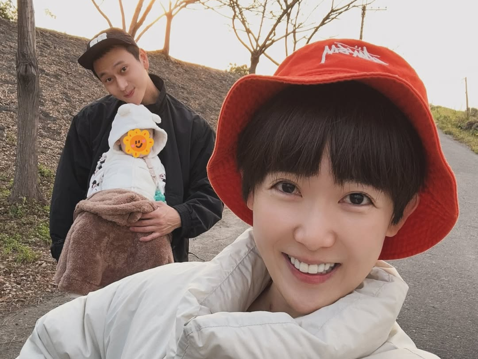 孫可芳(前)陪劉冠廷一起當人形立牌。(圖/翻攝孫可芳IG)