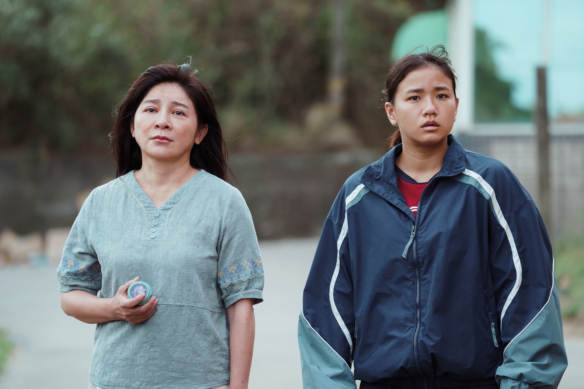 王彩樺（左）在《恨女的逆襲》中飾演林怡婷的母親。（圖／華映娛樂提供）