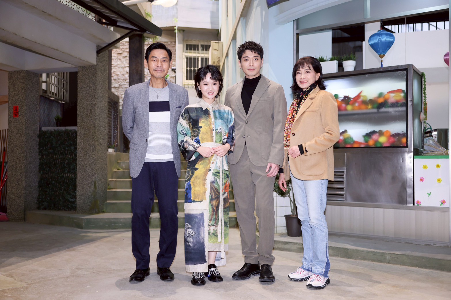 侯彥西、嚴正嵐、夏靖庭、柯素雲拍戲拍出好感情。（圖／攝影組）