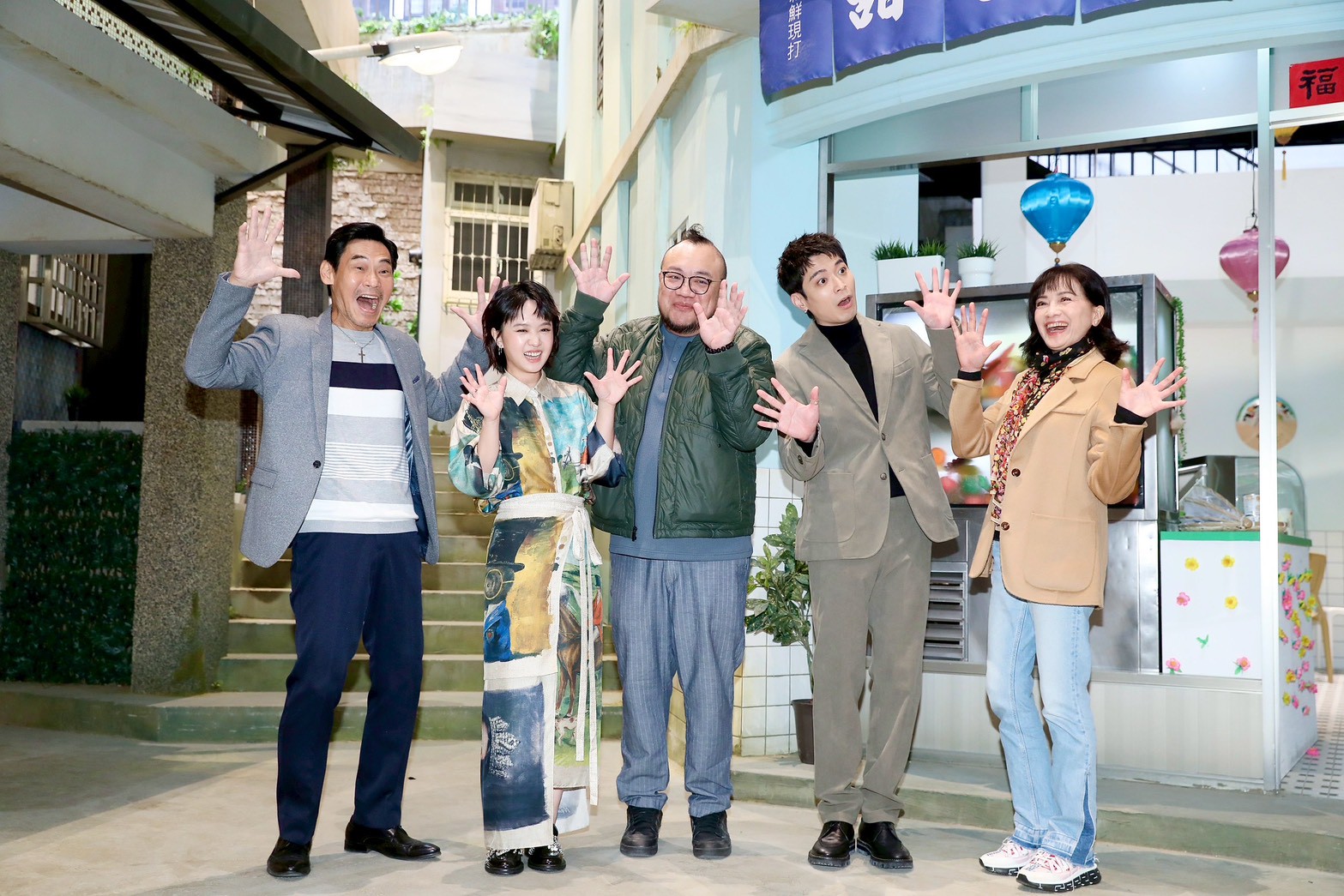 導演葉天倫率演員侯彥西、嚴正嵐、夏靖庭、柯素雲出席大愛喜劇《大愛街二巷》殺青記者會。（圖／攝影組）