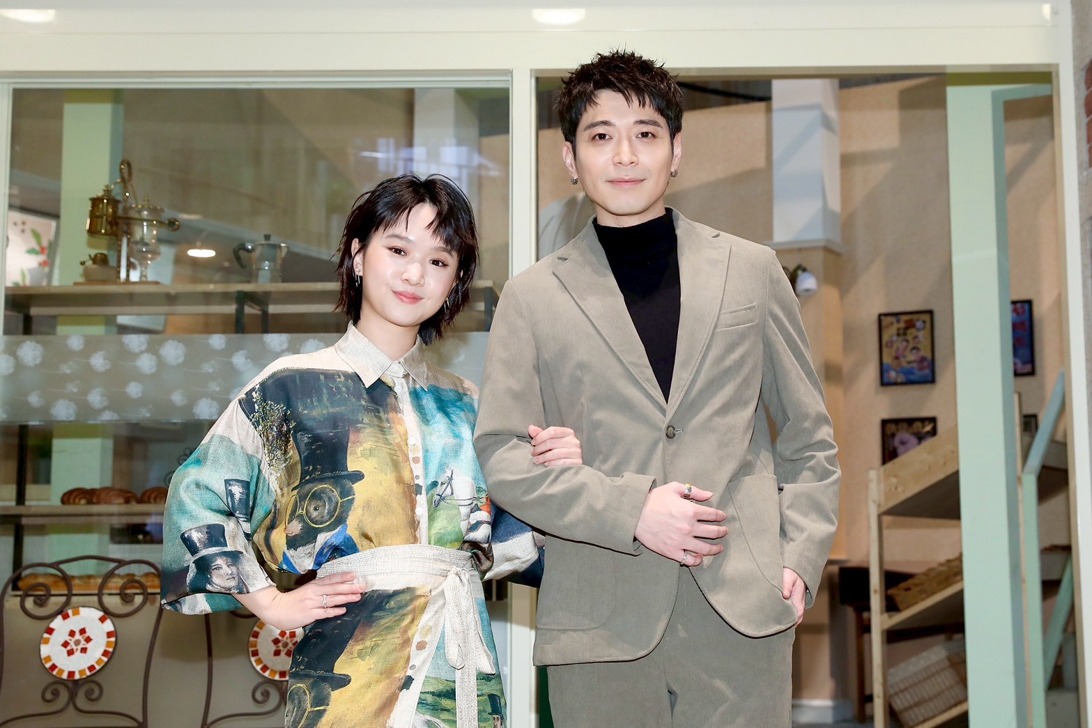 侯彥西認愛交往圈外女友，劇中與嚴正嵐演出夫妻。（圖／攝影組）