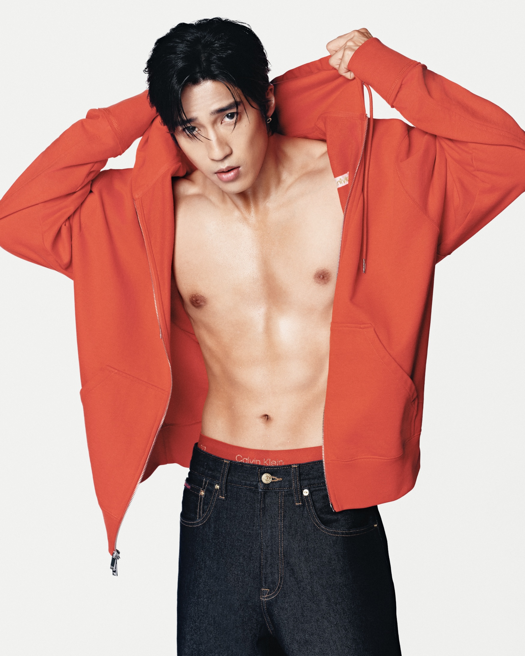 婁峻碩把自己的私人教練帶到拍攝現場隨操隨練。（圖／Calvin Klein提供）